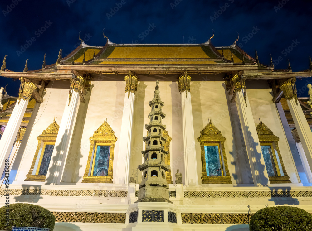 Obraz premium Wat Suthat temple in night view, Bangkok, Thailand