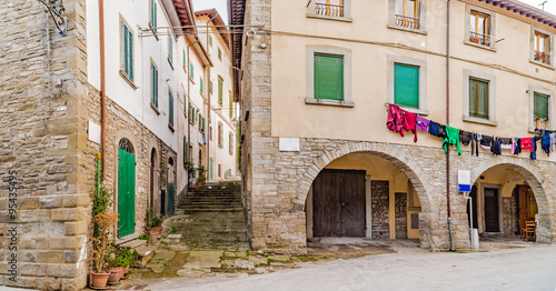 Fototapeta Naklejka Na Ścianę i Meble -  Alleys of mountain village in Tuscany