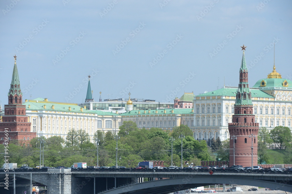 Fototapeta premium View of the Kremlin, the Great Stone Bridge and the Moscow River 