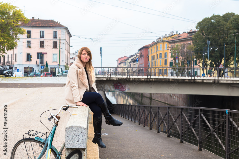 Naklejka premium Beautiful girl posing in an urban context