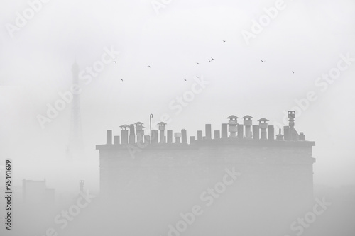 brume paris tour eiffel cheminée triste gris grisaille parisien