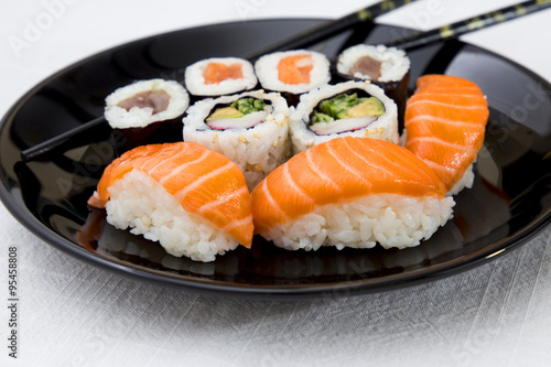 plato de sushi japonés