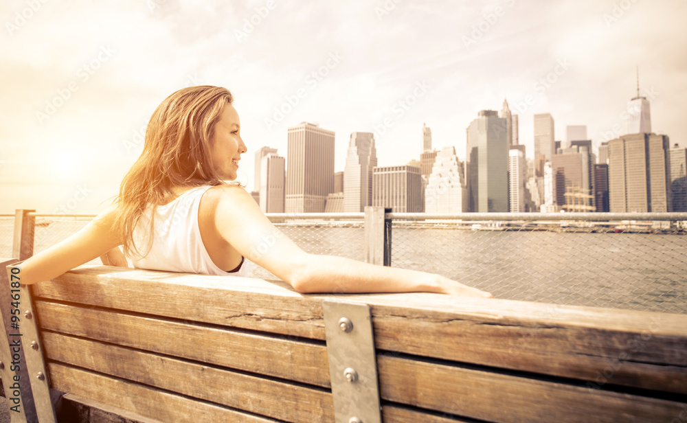 Beautiful woman enjoys the New york skyline view - obrazy, fototapety, plakaty 