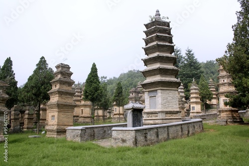 Лес Пагод (усыпальниц) возле монастыря Шаолинь (Дэнфен, Китай)