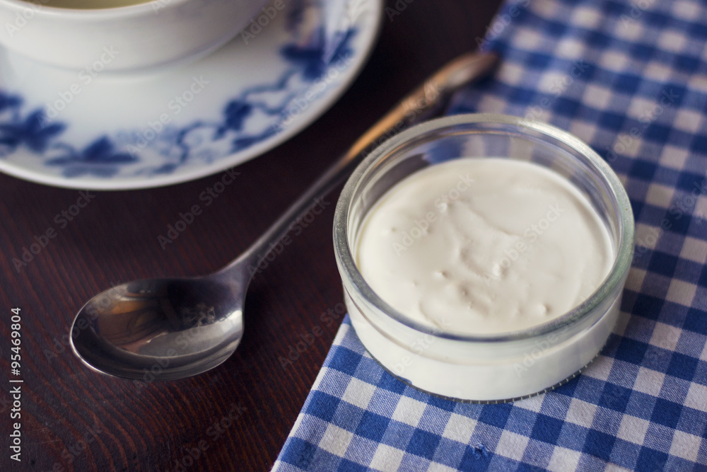Obraz premium a broccoli soup with sour cream