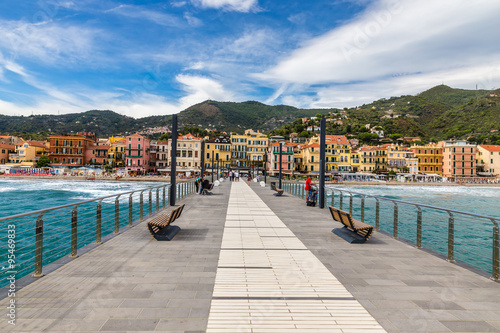 Cuadro en lienzo View Of Mole Leading To The Town Of Alassio,Italy