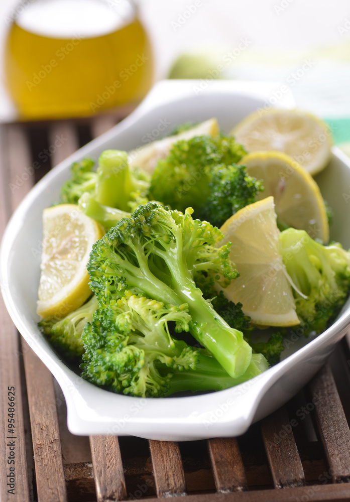 broccoli lessati con olio e limone broccoli lessati con olio e limone