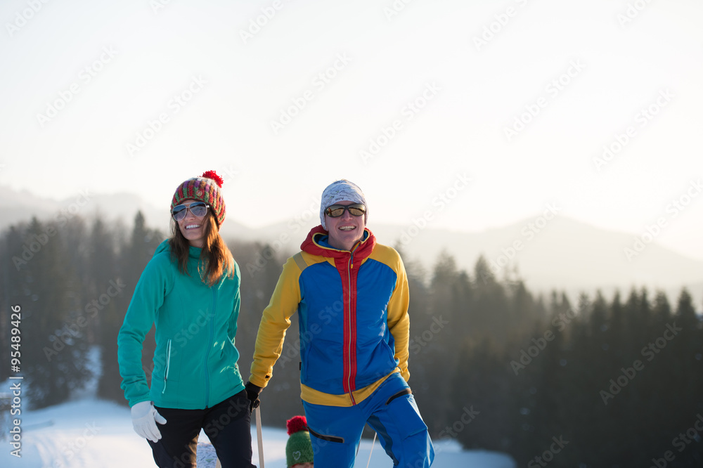 Junge Familie beim Schlittenfahren im Winter
