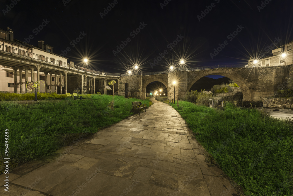 Fototapeta premium Vista nocturna de Villafranca del Bierzo, León, España