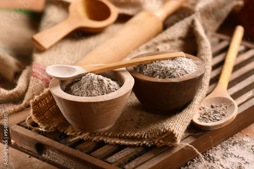 Obraz na plátně farina di grano saraceno nelle ciotole di legno