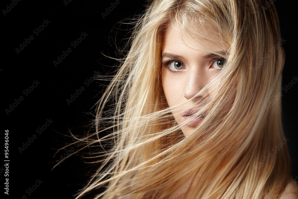 Obraz premium Portret piękna blondynki kobieta z latającym włosy.