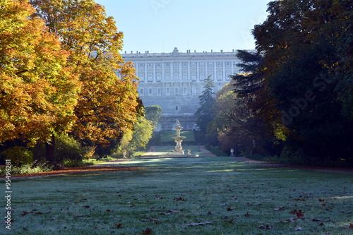 La Pradera de las Vistas del Sol con hierba escarchada y el palacio real . Oto  o en los jardines del Campo del Moro . Madrid