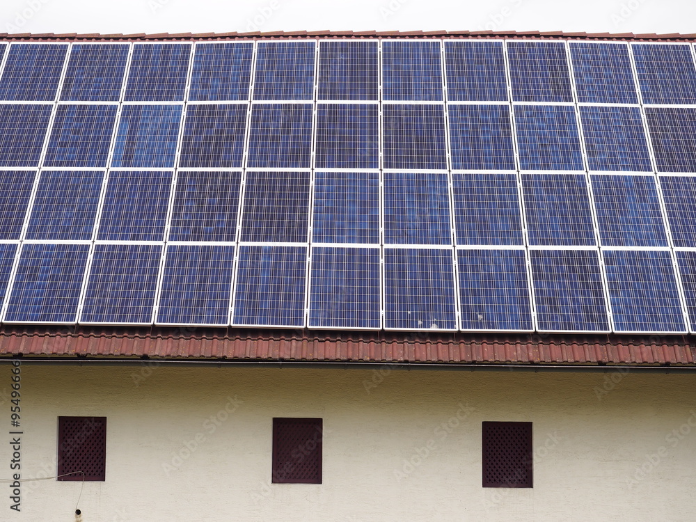 Fototapeta premium Energieunabhängigkeit - Stromerzeugung durch Solarzellen 