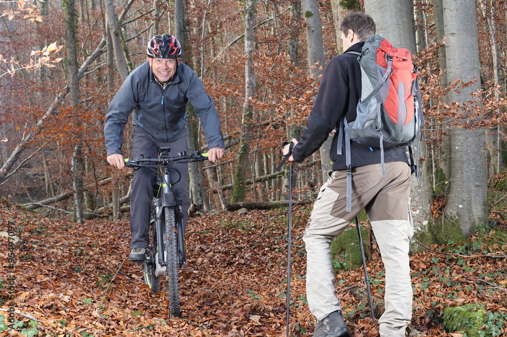 Fototapeta premium Wanderer trifft auf MTB Fahrer