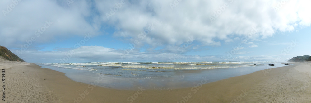 Der Strand von ..., mit Wolken und Wellen