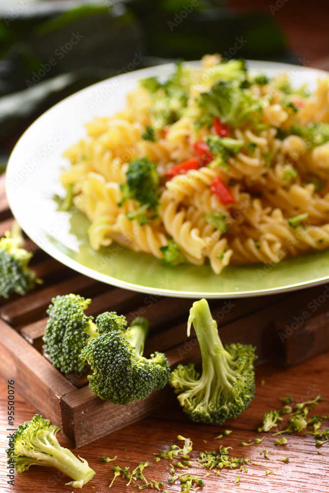 piatto vegetariano - fusilli con broccoli e peperoni rossi piatto vegetariano - fusilli con broccoli e peperoni rossi