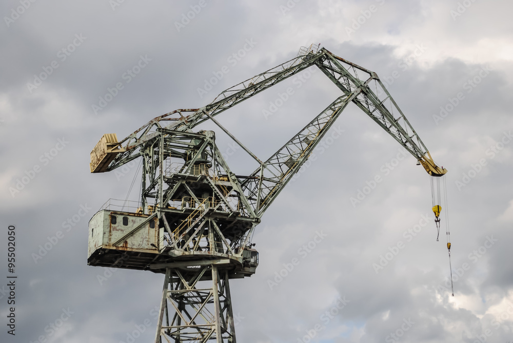 Zardzewiały żelazny dźwig stoczniowy/portowy Zardzewiały żelazny dźwig stoczniowy/portowy