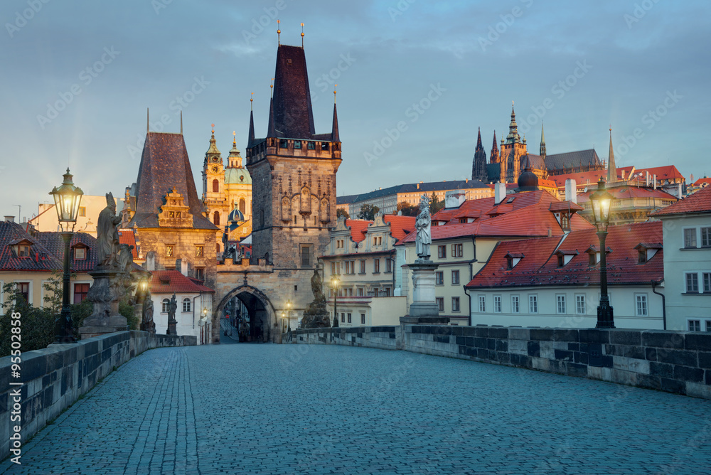 Obraz premium Charles Bridge and Mala Strana with Prague Castle early morning