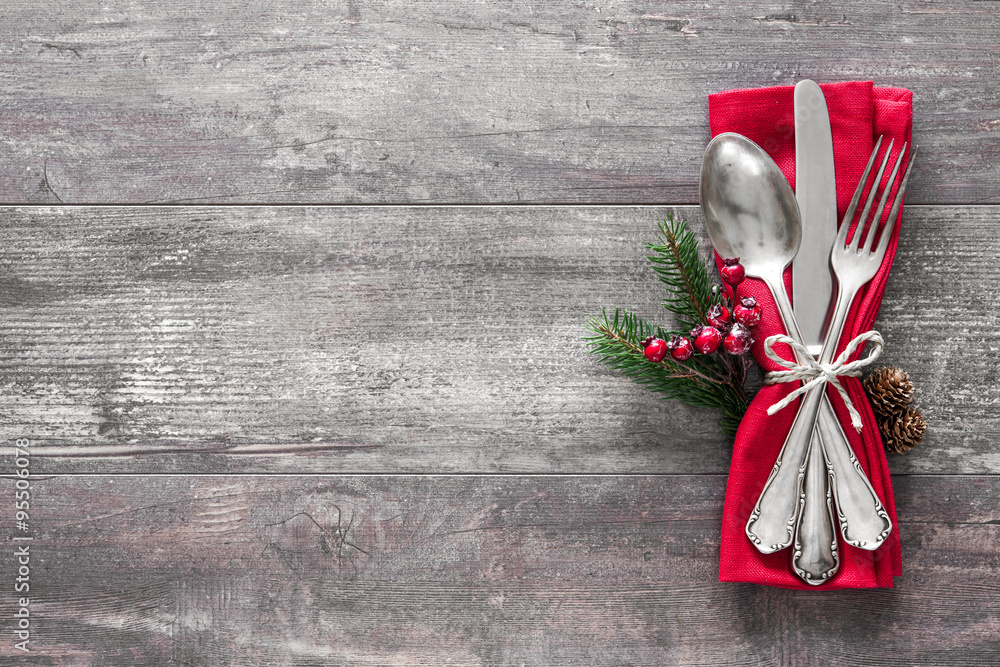 Weihnachtsgedeck. Holz Hintergrund mit Besteck Weihnachtsgedeck. Holz Hintergrund mit Besteck