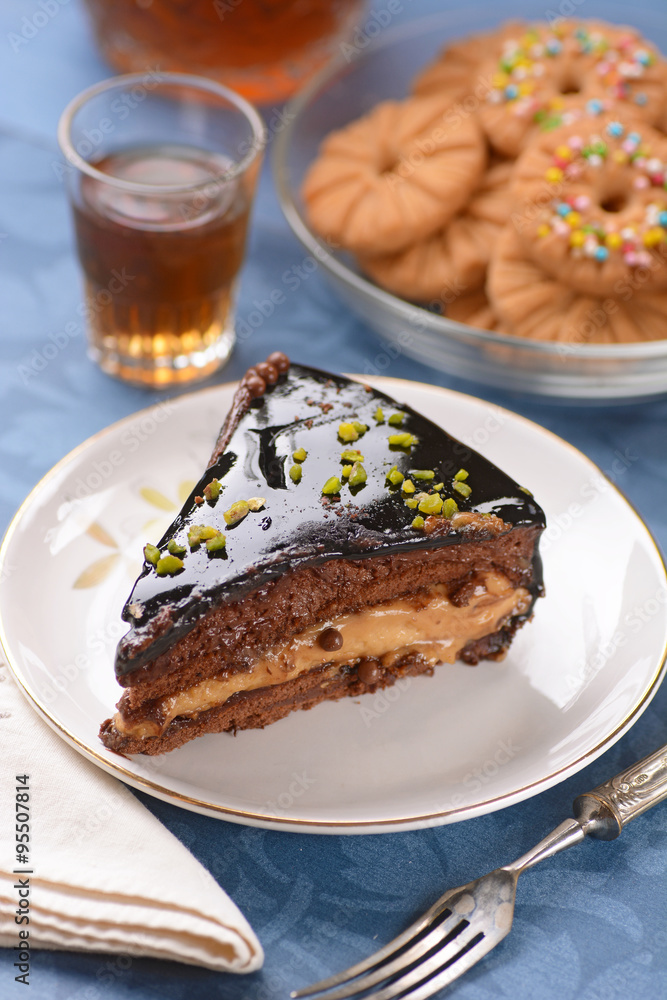 fetta di torta al cioccolato con scaglie di pistacchio fetta di torta al cioccolato con scaglie di pistacchio