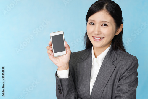 スマートフォンを持つ笑顔の女性