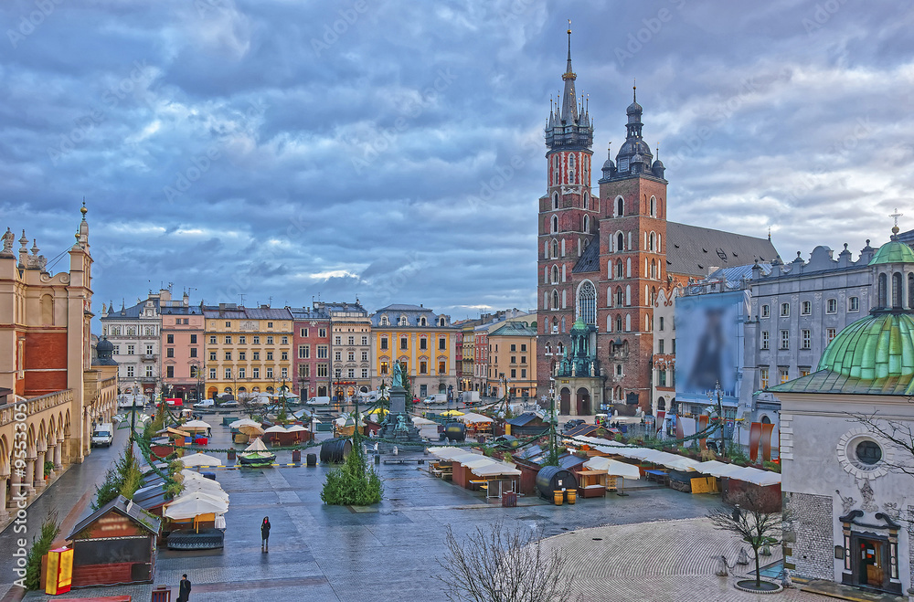 Obraz premium St Mary Basilica and Church of St Wojciech and Cloth Hall in the