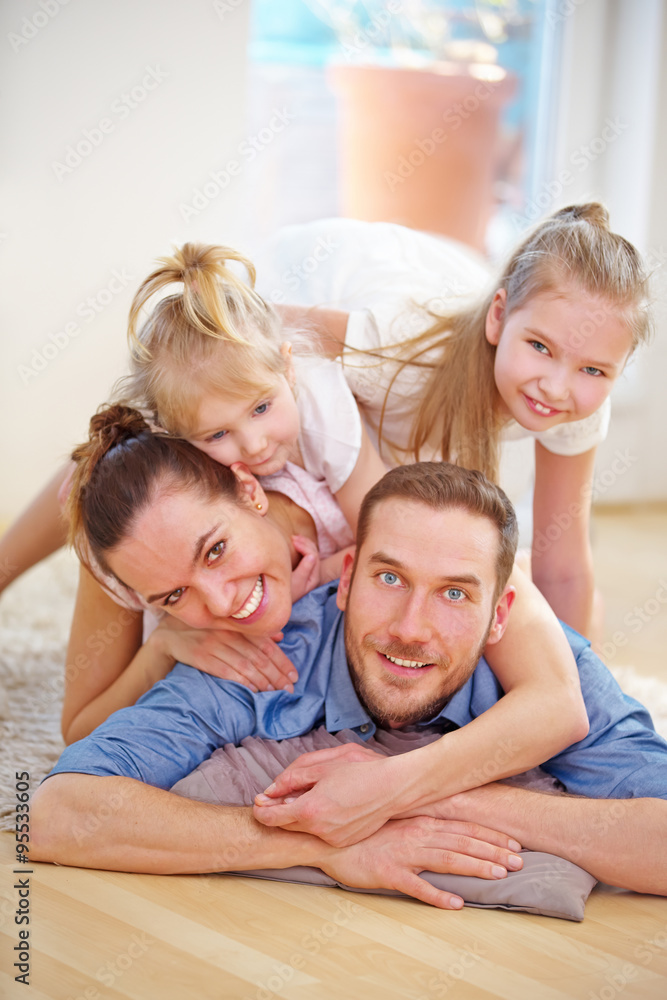 Glückliche Familie mit zwei Töchtern im Haus Glückliche Familie mit zwei Töchtern im Haus