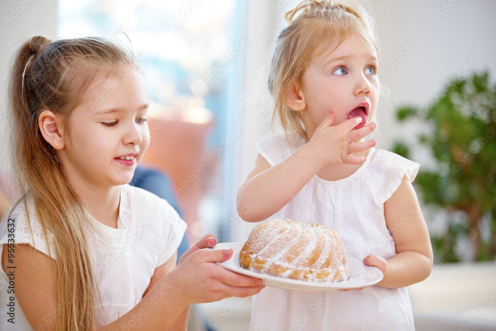 Kinder naschen vom Kuchen zu Hause Kinder naschen vom Kuchen zu Hause