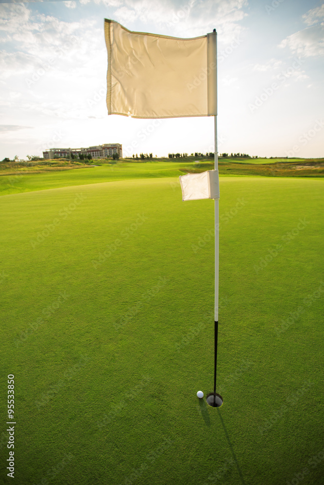 Obraz premium Golf course and flag on the golf course