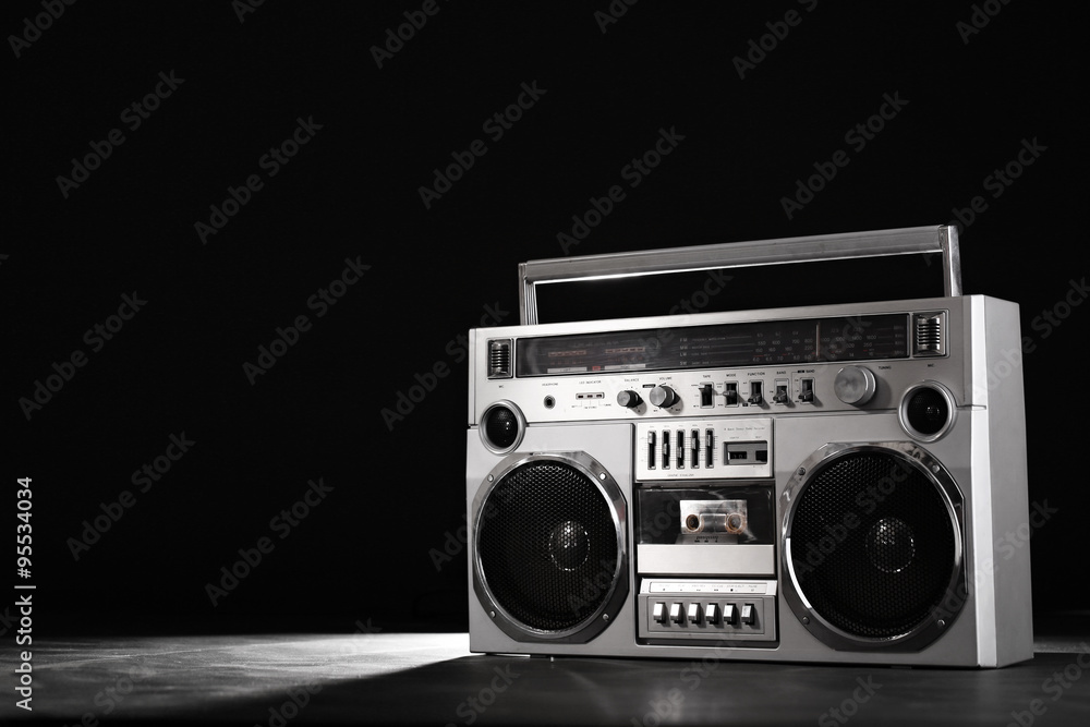 Obraz premium Retro getto muzyczny blaster odizolowywający na czerni z ścinek ścieżką