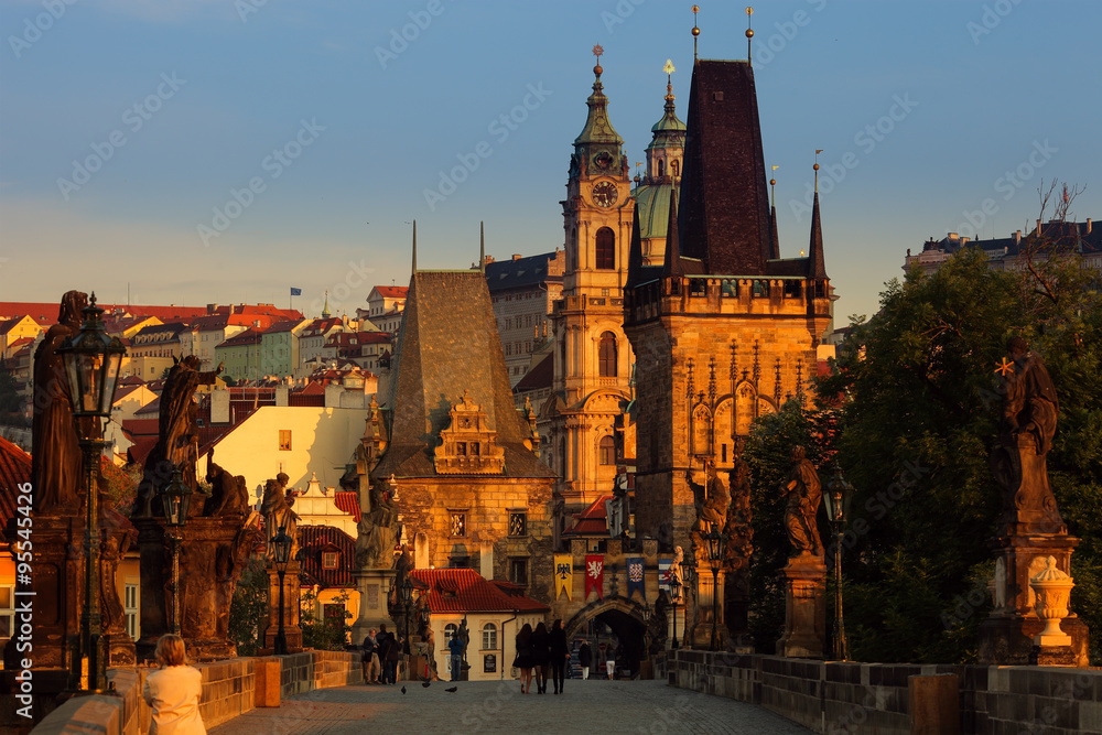 Fototapeta premium rano na moście Karola (most Karluv), Praga, Czechy