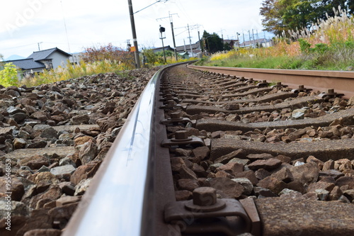 羽越本線の線路（単線）／山形県の庄内地方で羽越本線の線路（単線）を撮影した、ローカルイメージの写真です。