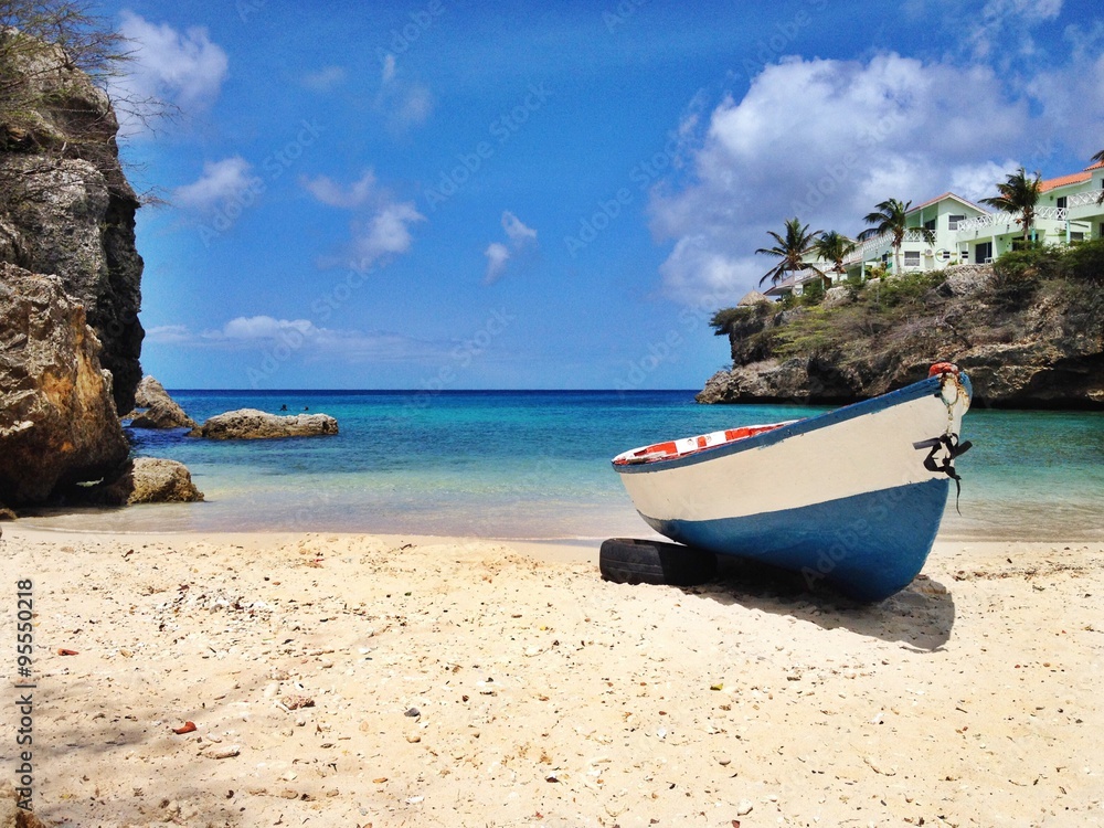 Strand mit Boot in der Karibik