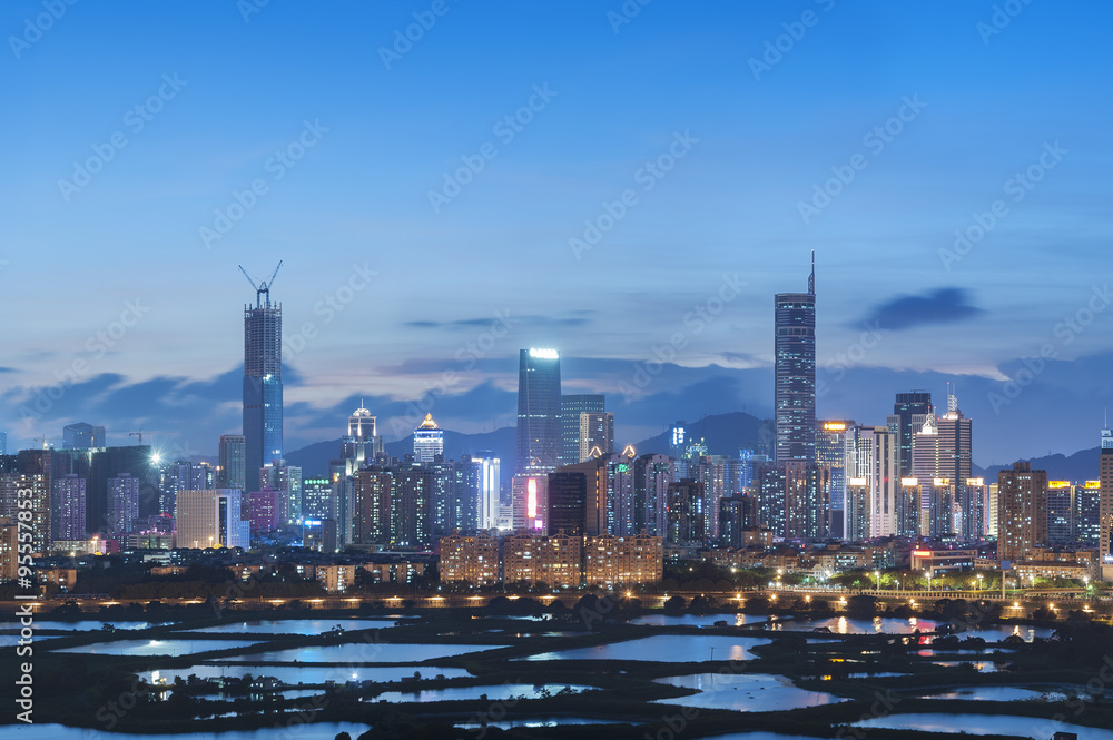 Obraz premium Skyline z miasta Shenzhen, Chiny o zmierzchu. Oglądane z granicy z Hongkongiem