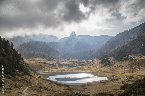 Rasch hereinziehende Wolken verdecken die Sonne am Funtensee, in den Bergen des Nationalpark Berchtesgaden in den Bayrischen Alpen