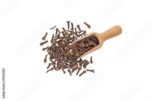 Nelken auf weissen Hintergrund mit Holzschaufel