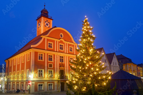Rathaus mit Weihnachtsbaum