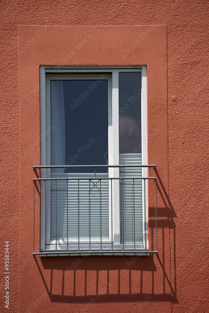 Fenstergeländer / Ein Geländer vor einem Fenster eines Wohnhauses wirft  einen Schatten Stock-Foto | Adobe Stock