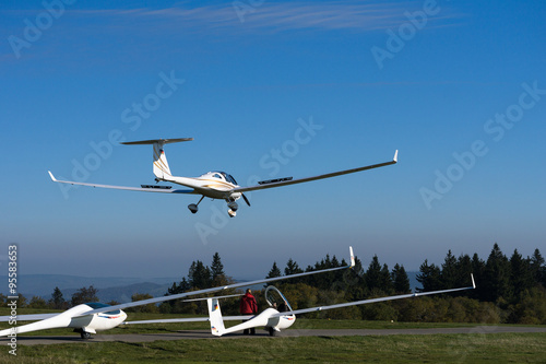 Landung Kleinflugzeug auf der Wasserkuppe mit wartenden Segelflieger
