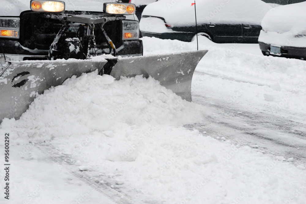Fototapeta premium pług śnieżny odśnieżający ulicę po zamieci