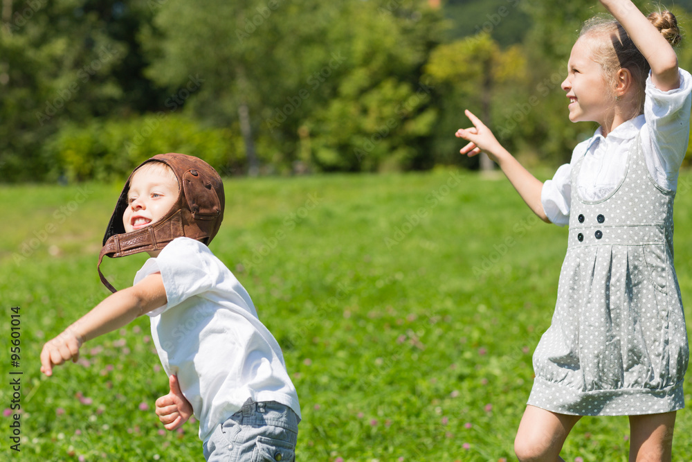 Obraz premium Happy children playing in the paper plane
