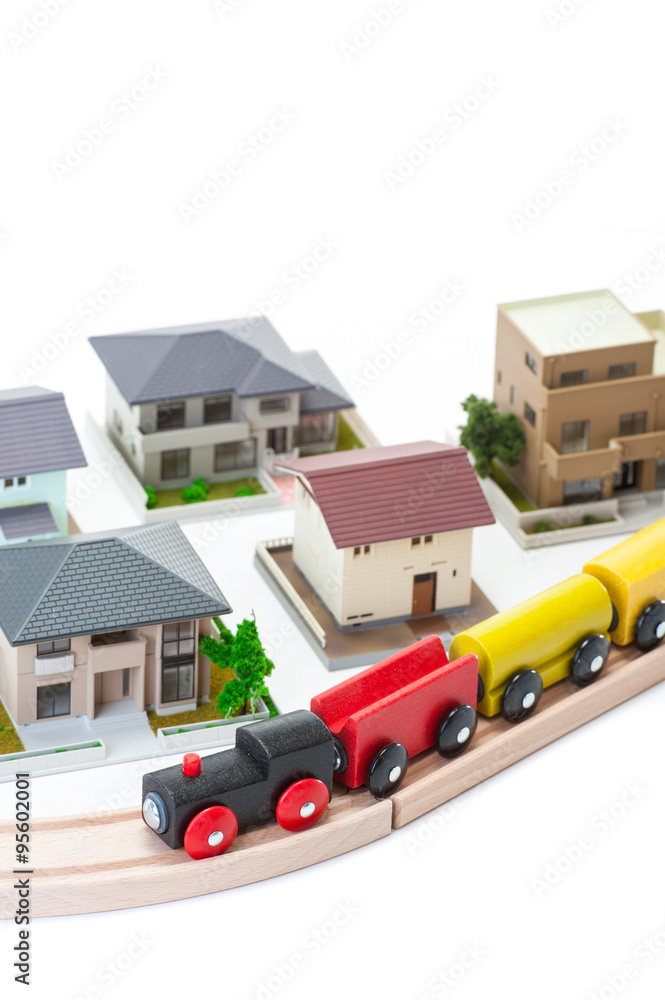 住宅街を走るおもちゃの機関車
