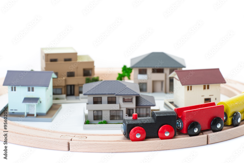 Obraz premium 住宅街を走るおもちゃの機関車