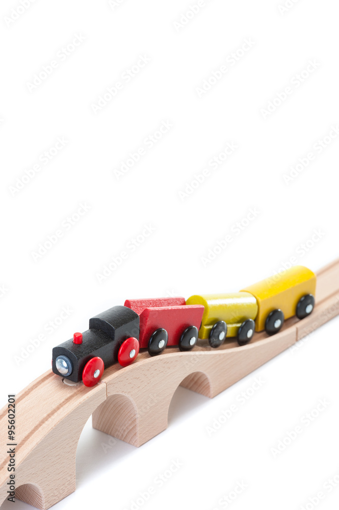 坂を上るおもちゃの列車