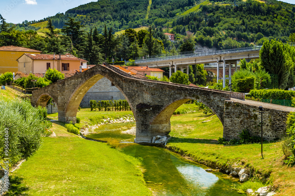 Fototapeta premium three archs medieval bridge in Italy
