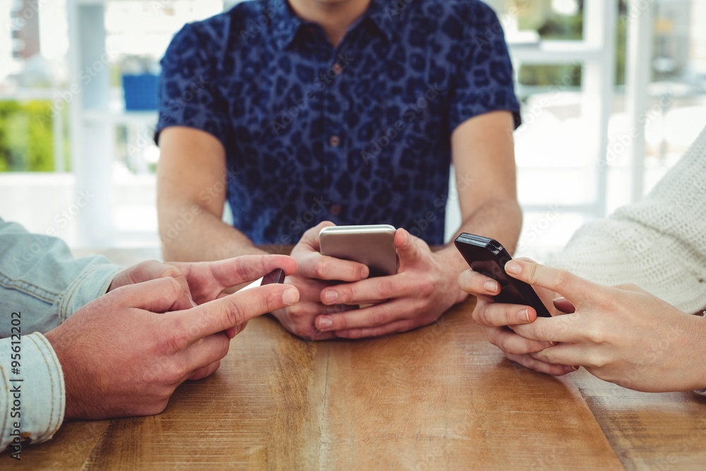 Obraz premium Creative team all using smartphones