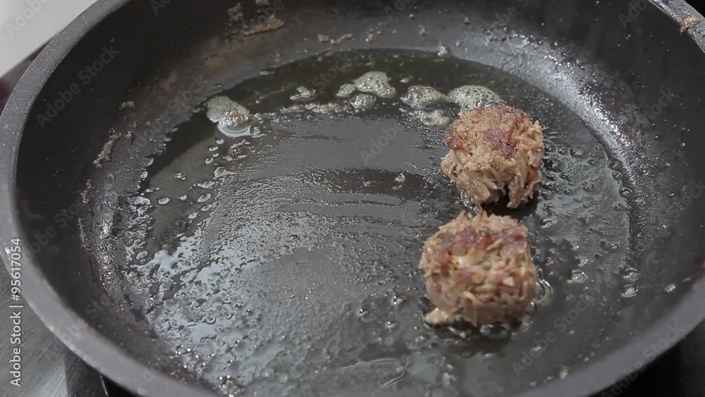 Cocinero preparando foie