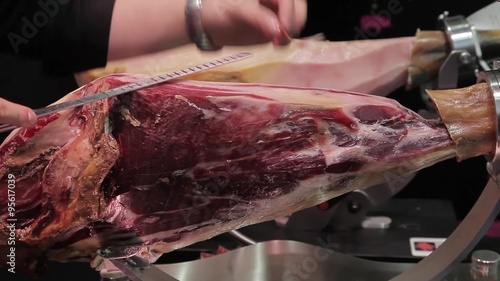 Un cocinero corta jamon iberico 

