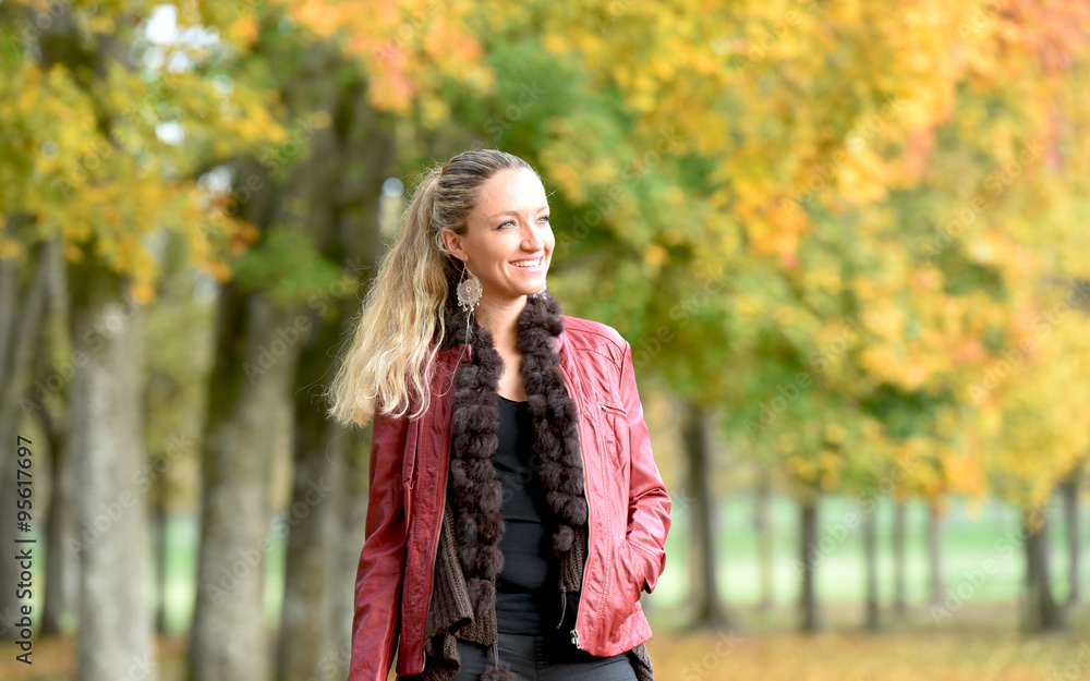 jeune femme en automne jeune femme en automne