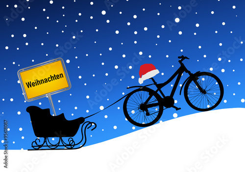 Weihnachtsschlitten und Fahrrad vor Weihanchtshintergrund